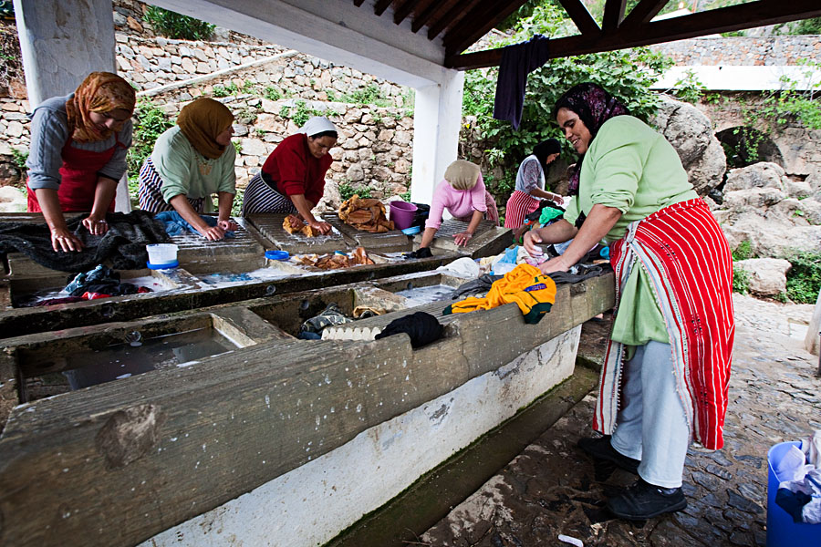  Women washing the cloths in the washhouses along the spring Ras el Ma   Chefchaouen (Chaouen)   Morocco